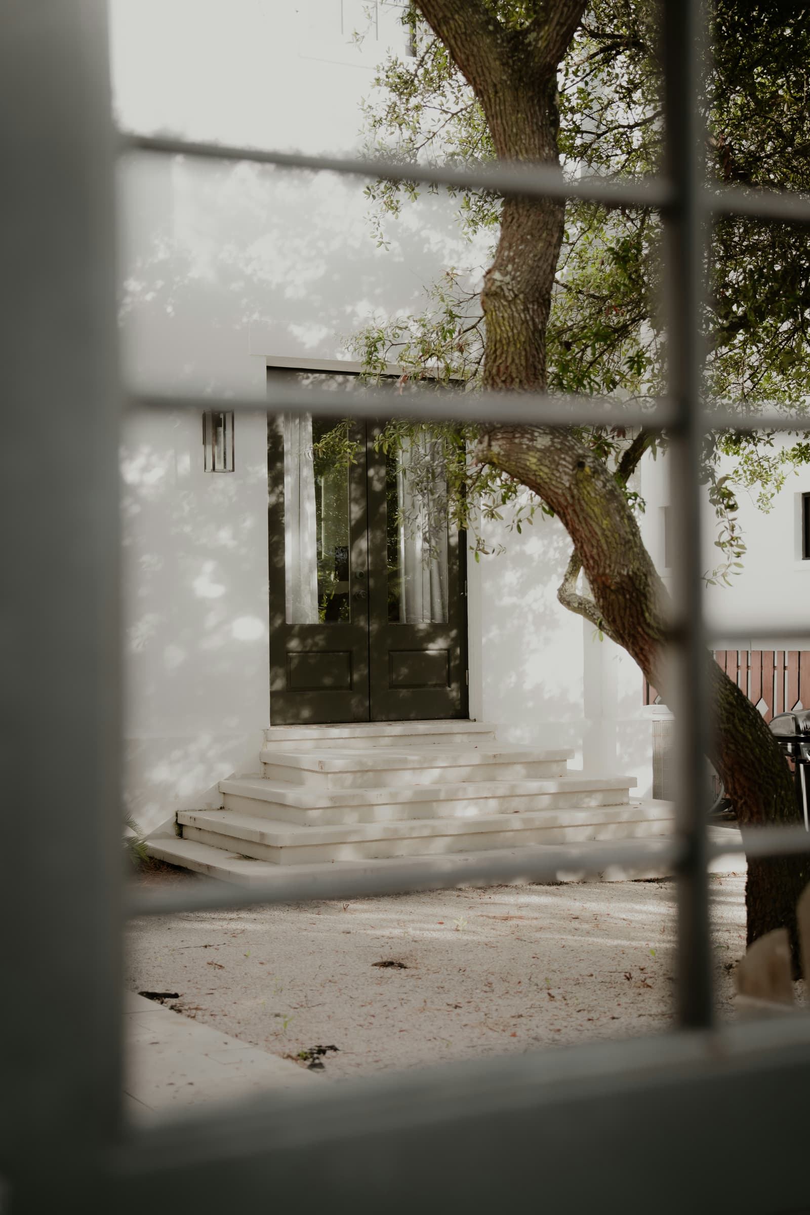 Wejscie i strefa frontowa utrzymane w jednej linii wzorniczej.