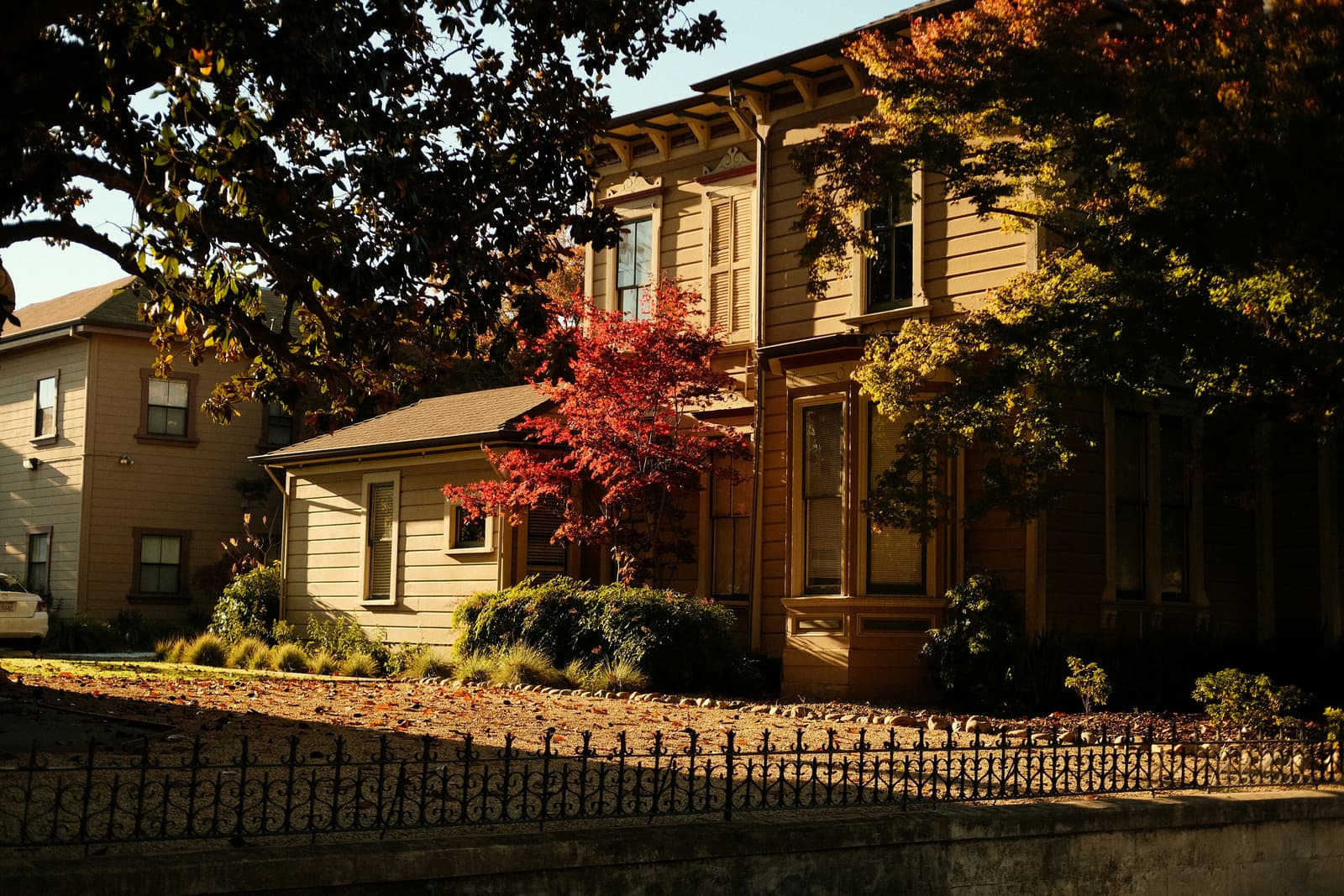 Poziomy kadr pokazujacy caly odcinek frontowy i proporcje ukladu.